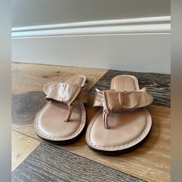 Bernardo Lillian Padded Bow Thong
Flat Sandals - Picture 6 of 8